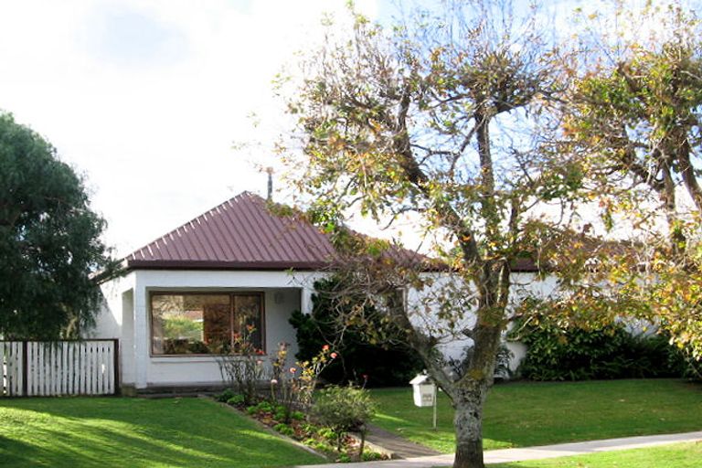 Photo of property in 70 Nimmo Avenue East, Waikanae, 5036