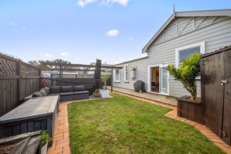 Photo of property in 8 Morley Street, New Plymouth, 4310