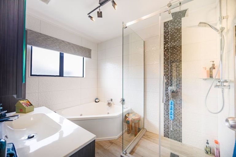 Photo of property in 21 Aspen Way, Kelvin Grove, Palmerston North, 4414