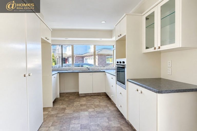 Photo of property in 6 Glenvil Lane, Te Atatu Peninsula, Auckland, 0610