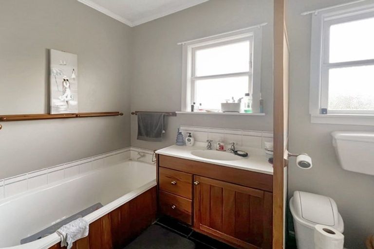 Photo of property in 24 Jensen Street, Hokowhitu, Palmerston North, 4410