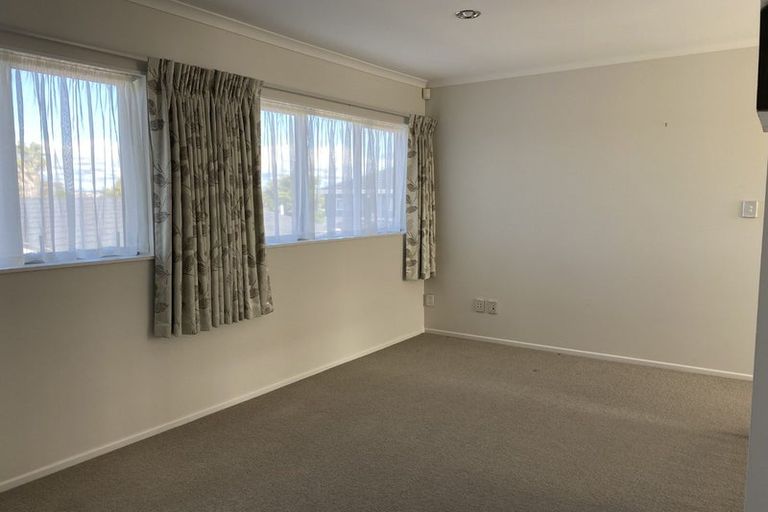 Photo of property in 1a Borrowdace Avenue, Botany Downs, Auckland, 2010