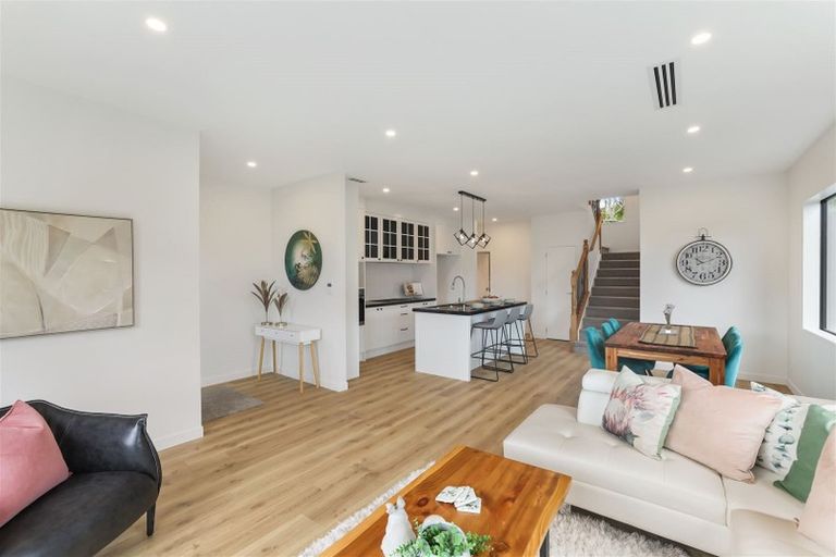 Photo of property in 5b Woodhouse Place, West Harbour, Auckland, 0618