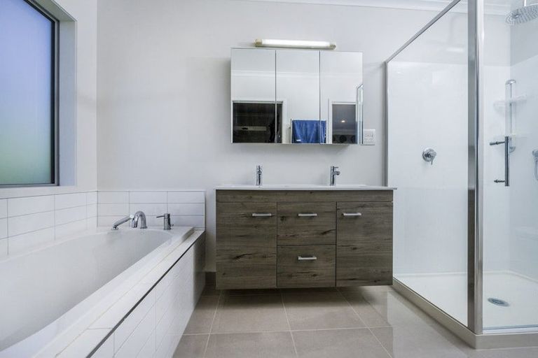 Photo of property in 30a Masterton Road, Rothesay Bay, Auckland, 0630