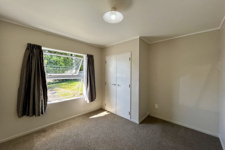Photo of property in 2/5 Woodall Place, Totara Vale, Auckland, 0627