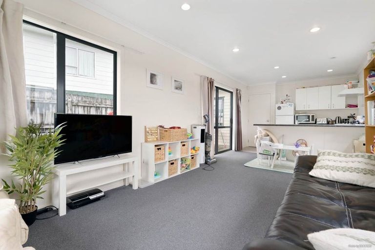 Photo of property in 34 Cedar Heights Avenue, Massey, Auckland, 0614