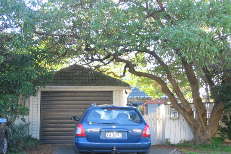 Photo of property in 32 Pukatea Street, Eastbourne, Lower Hutt, 5013