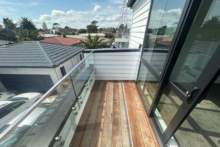 Photo of property in 15a Kiernan Place, Kelston, Auckland, 0602