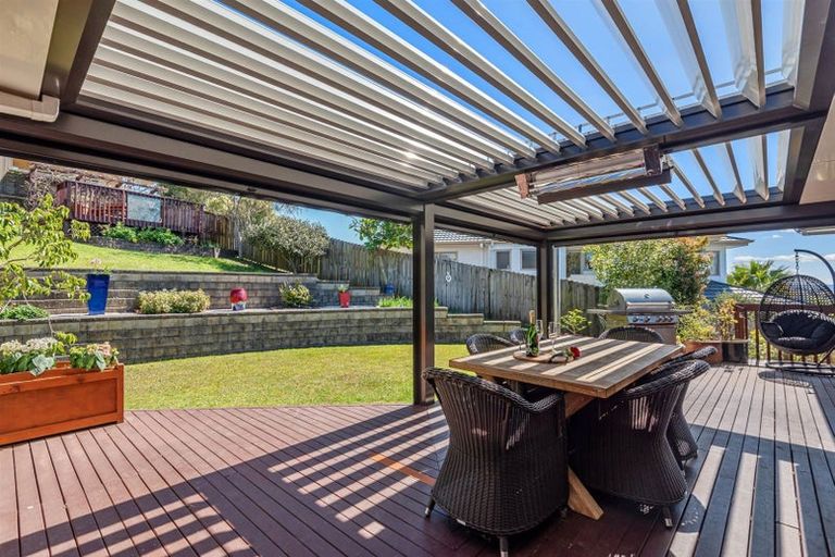 Photo of property in 15 Ballini Rise, West Harbour, Auckland, 0618