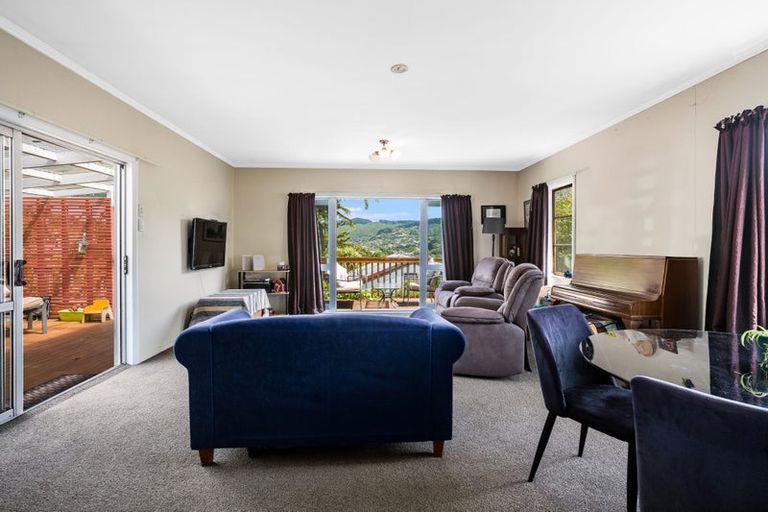 Photo of property in 16 Raroa Terrace, Tawa, Wellington, 5028