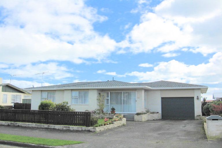 Photo of property in 28 Solway Street, Levin, 5510