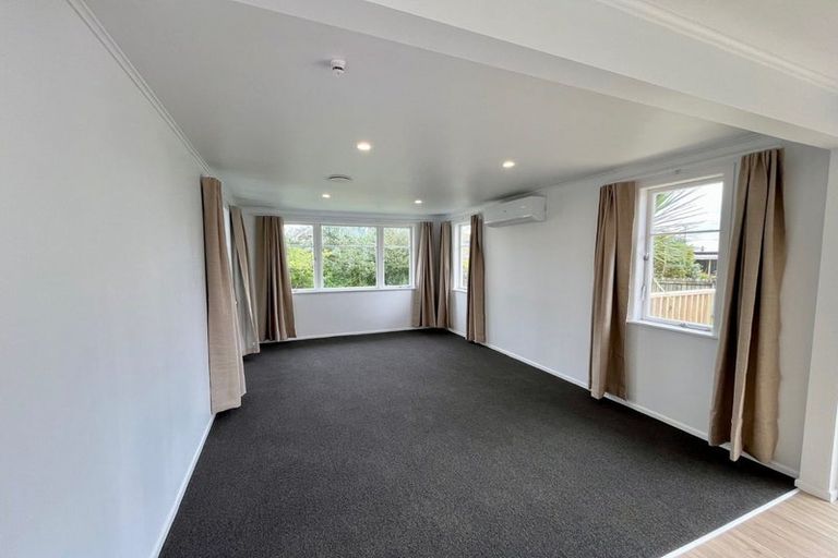 Photo of property in 6 Hurley Place, Kelston, Auckland, 0602