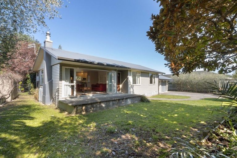 Photo of property in 16 Lucknow Road, Havelock North, 4130
