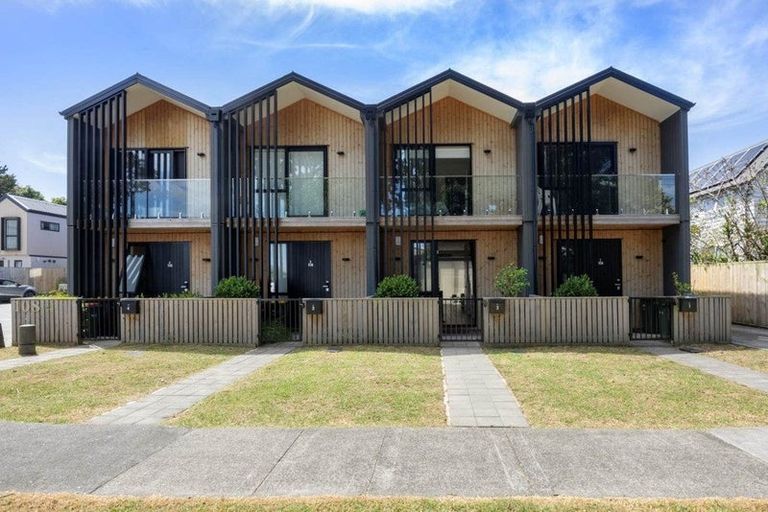 Photo of property in 2/108 Beach Road, Te Atatu Peninsula, Auckland, 0610