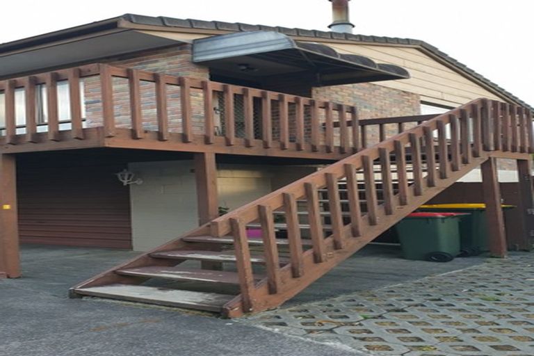 Photo of property in 2/66 Aviemore Drive, Highland Park, Auckland, 2010