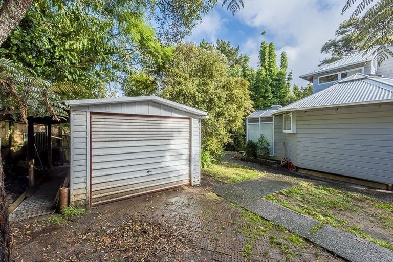 Photo of property in 18 Easter Parade, Glen Eden, Auckland, 0602
