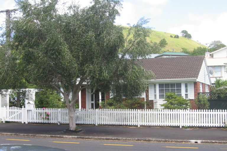 Photo of property in 1/27 Vauxhall Road, Devonport, Auckland, 0624