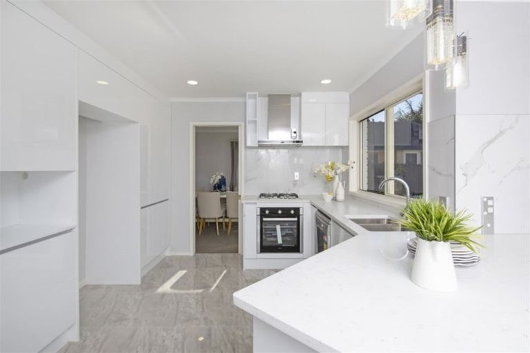 Photo of property in 9 Camerton Close, Northpark, Auckland, 2013