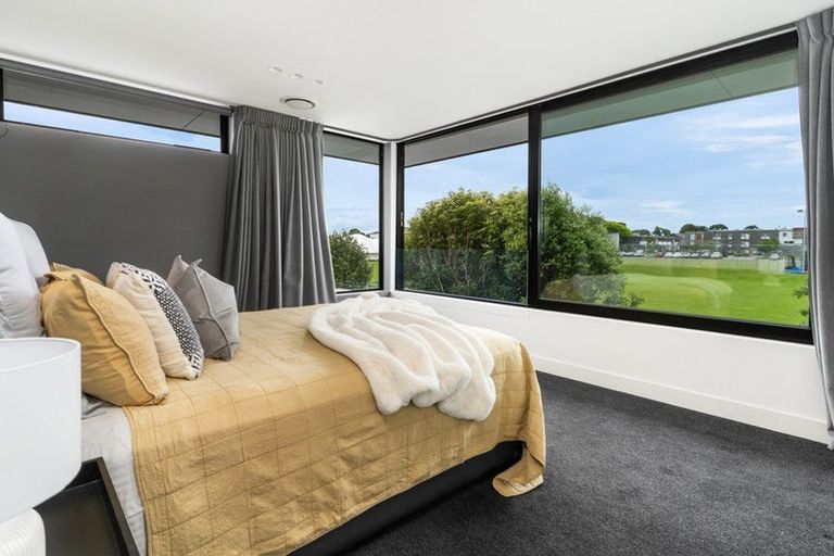 Photo of property in 49 Saint Andrews Square, Strowan, Christchurch, 8052