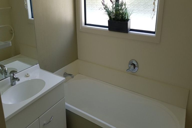 Photo of property in 152a Newlands Road, Newlands, Wellington, 6037