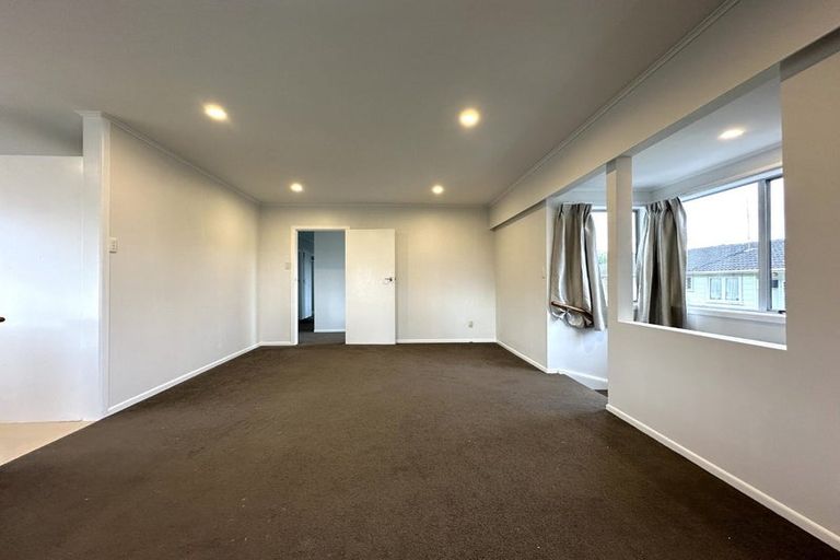 Photo of property in 19 Lydford Place, Glendene, Auckland, 0602