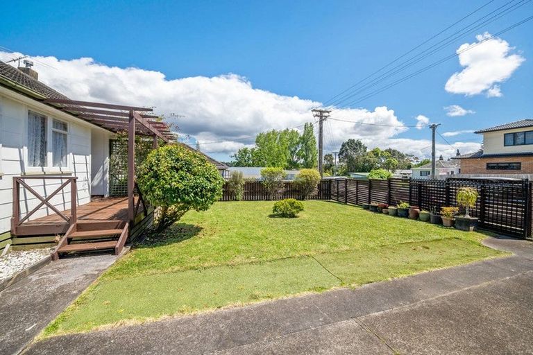 Photo of property in 82 Kelman Road, Kelston, Auckland, 0602