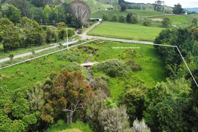 Photo of property in 13 Robertson Close, Manakau, 5583