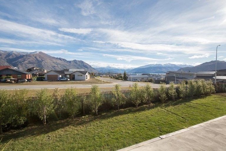 Photo of property in 10 Mcleod Avenue, Wanaka, 9305