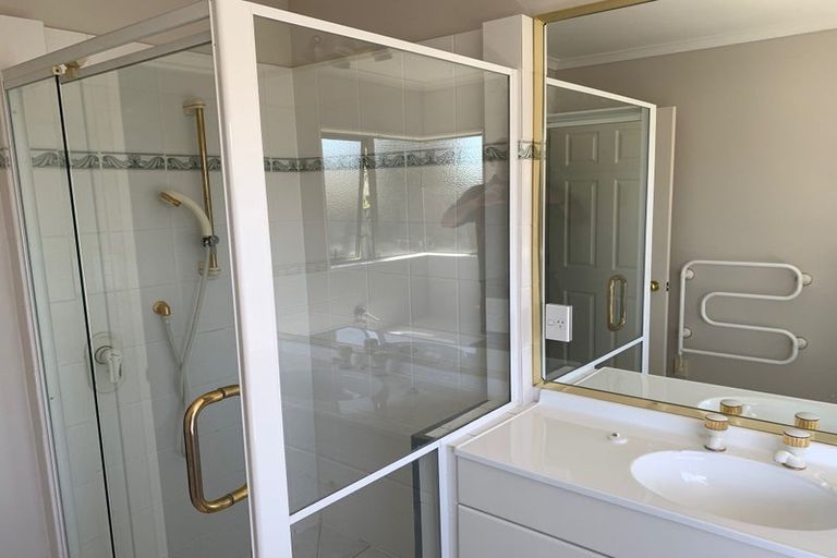 Photo of property in 162 Lakeside Drive, Orewa, 0931