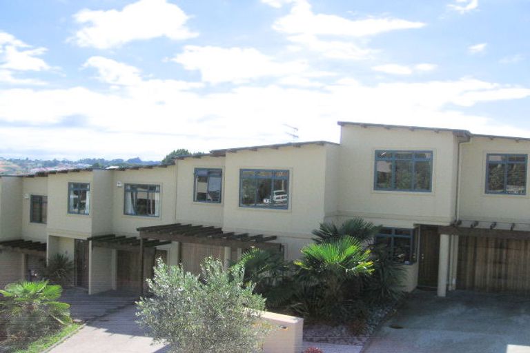 Photo of property in 3/12 Pannill Place, Oteha, Auckland, 0632