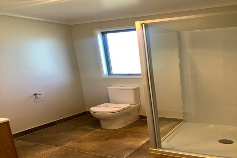 Photo of property in 1c Pavola Grove, Glenfield, Auckland, 0629