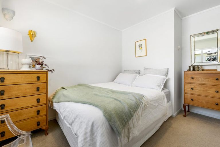 Photo of property in 1/41 Ravenwood Drive, Forrest Hill, Auckland, 0620