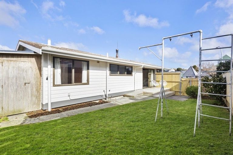 Photo of property in 5 Arahanga Grove, Maupuia, Wellington, 6022