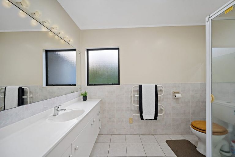 Photo of property in 22 Hogarth Rise, West Harbour, Auckland, 0618