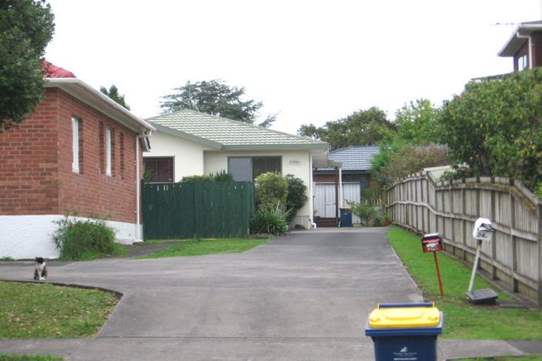 Photo of property in 24 Buscomb Avenue, Henderson, Auckland, 0610