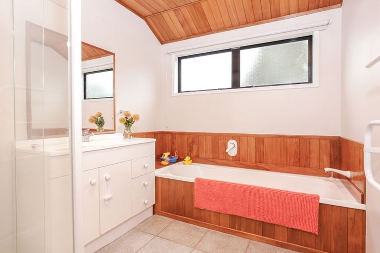 Photo of property in 2 Laingfield Terrace, Laingholm, Auckland, 0604