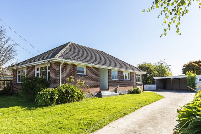 Photo of property in 12 Aorangi Road, Bryndwr, Christchurch, 8053