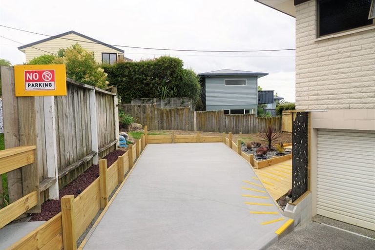 Photo of property in 1/79 Knights Road, Rothesay Bay, Auckland, 0630