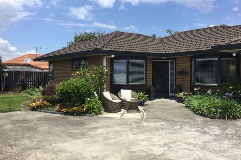 Photo of property in 19 Heversham Place, Glendene, Auckland, 0602