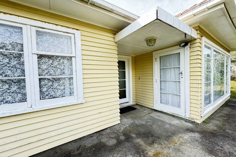 Photo of property in 17 Raroa Terrace, Tawa, Wellington, 5028