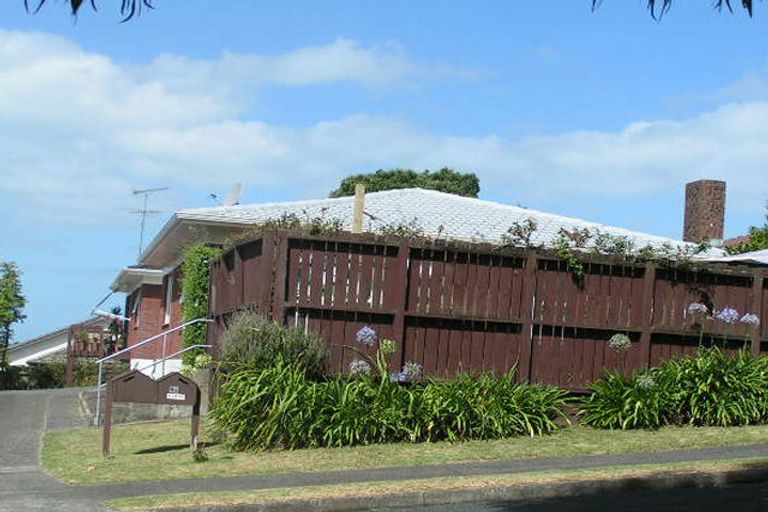 Photo of property in 2/9 Paruru Avenue, Northcote, Auckland, 0627