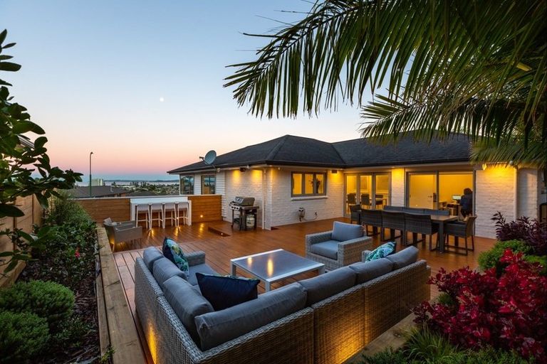 Photo of property in 96 Grovenor Drive, Orewa, 0931