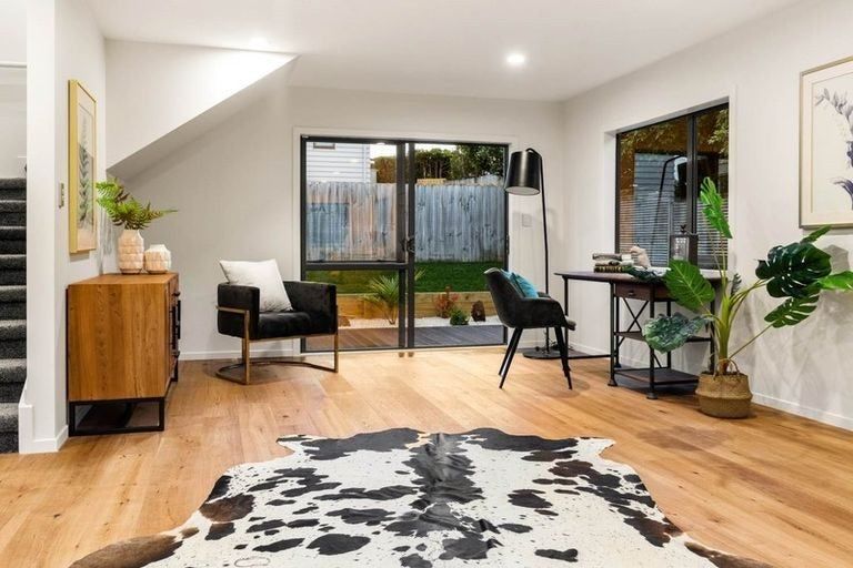 Photo of property in 45a Forrest Hill Road, Milford, Auckland, 0620