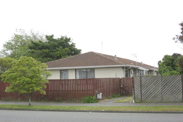 Photo of property in 2/20 Queenspark Drive, Parklands, Christchurch, 8083