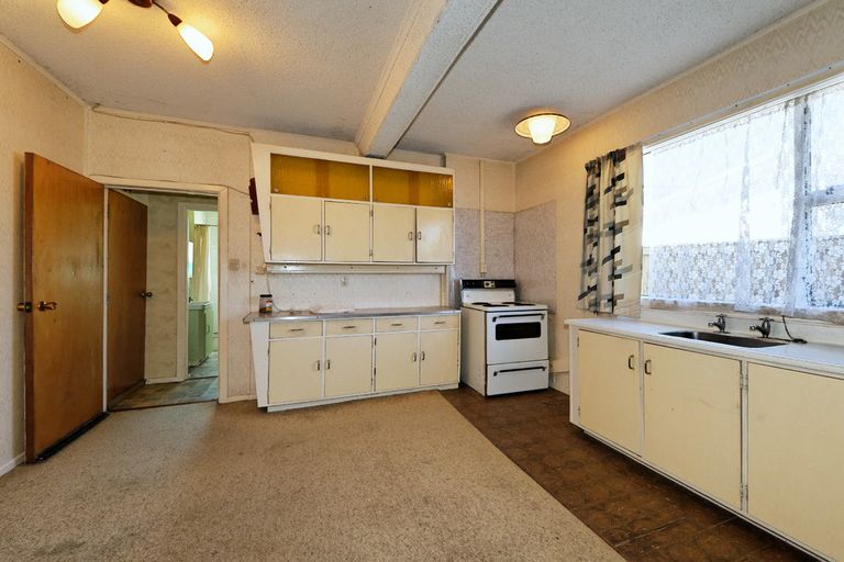 Photo of property in 10 Springside Place, New Lynn, Auckland, 0600