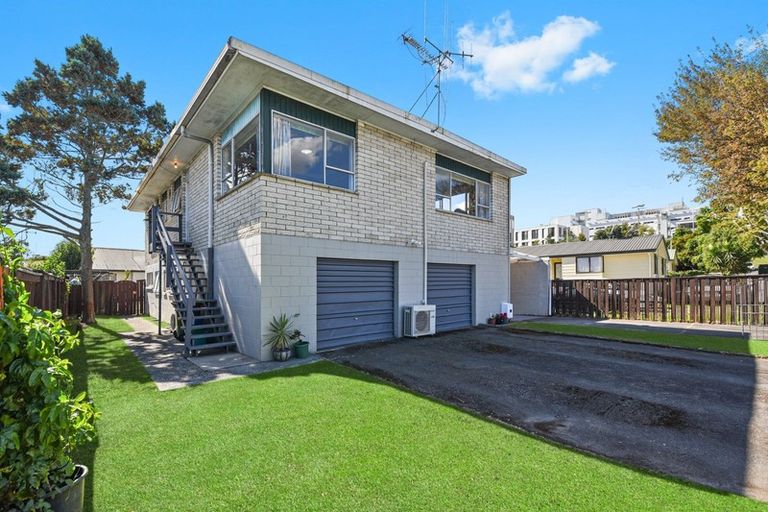 Photo of property in 4 Sandleigh Road, Hamilton Lake, Hamilton, 3204