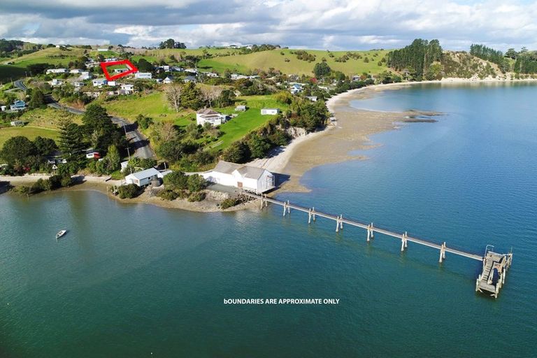 Photo of property in 29 Oxford Street, Whakapirau, Maungaturoto, 0583