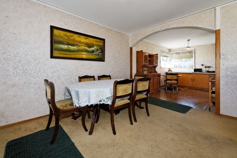 Photo of property in 10 Springside Place, New Lynn, Auckland, 0600