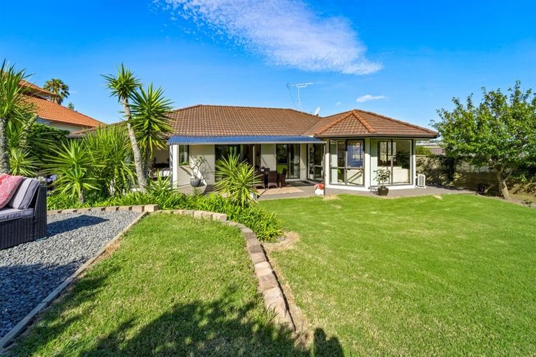 Photo of property in 11 Hugh Green Drive, Pinehill, Auckland, 0632
