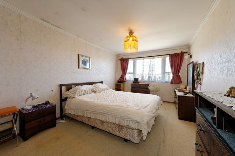 Photo of property in 10 Springside Place, New Lynn, Auckland, 0600